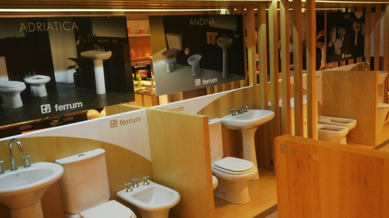 Exhibidor de Sanitarios con colocación de grafica